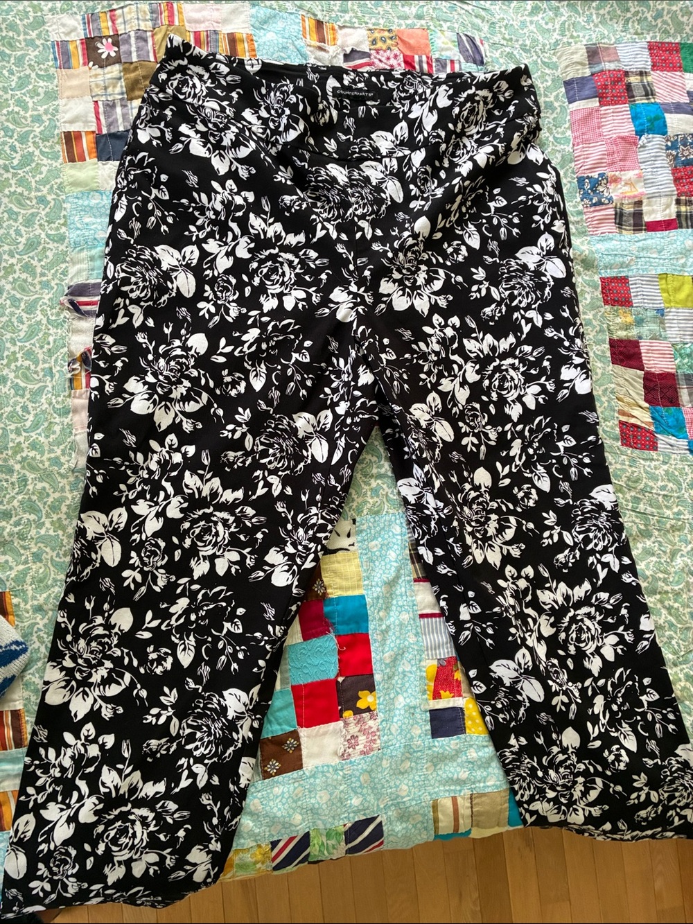 Counterparts Black & White Floral Capri Pants. Comfortable Stretch Waist. 18W